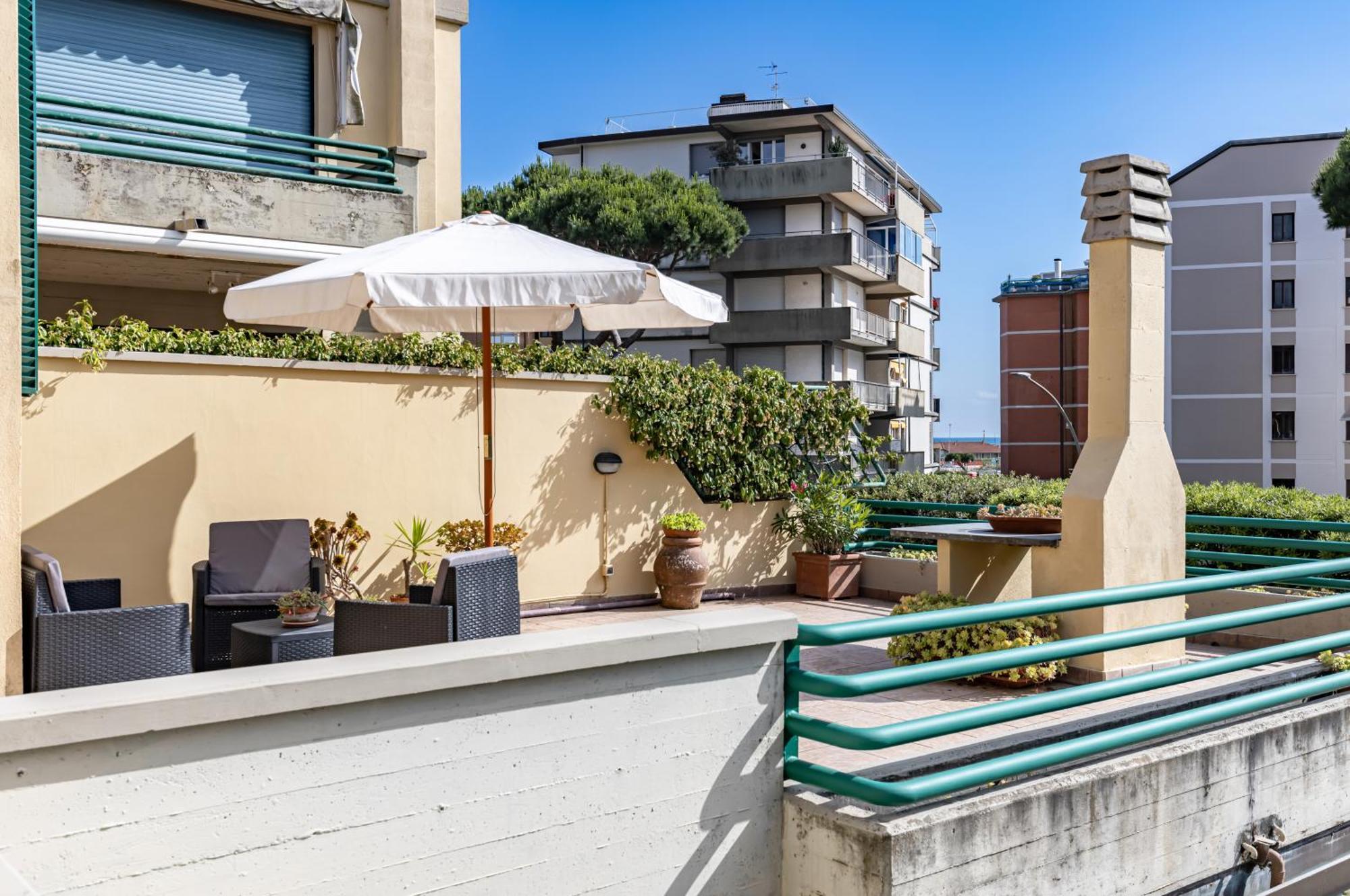 Two-Levels Apartment With Terrace And Parking Viareggio Exteriör bild